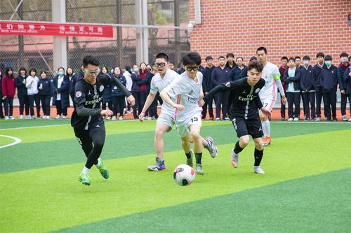 巴黎圣日耳曼展示新球衣 梅西亮相